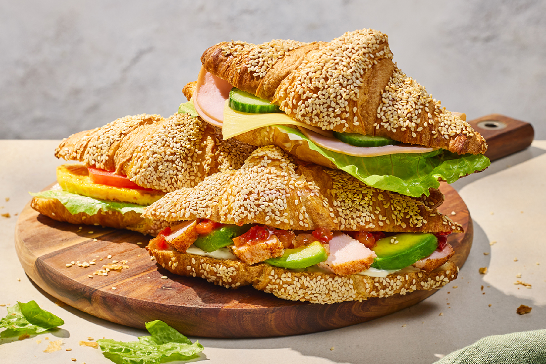 <h2>BELEGTE CROISSANTS</h2> : Chicken-Avocado, Putenschinken-Käse und Omelett